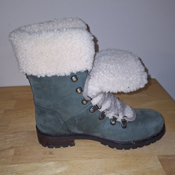 A pair of UGG Fraser Slate leather fur lined ankle boots in ladie's size 6. EUC - Picture 2 of 12